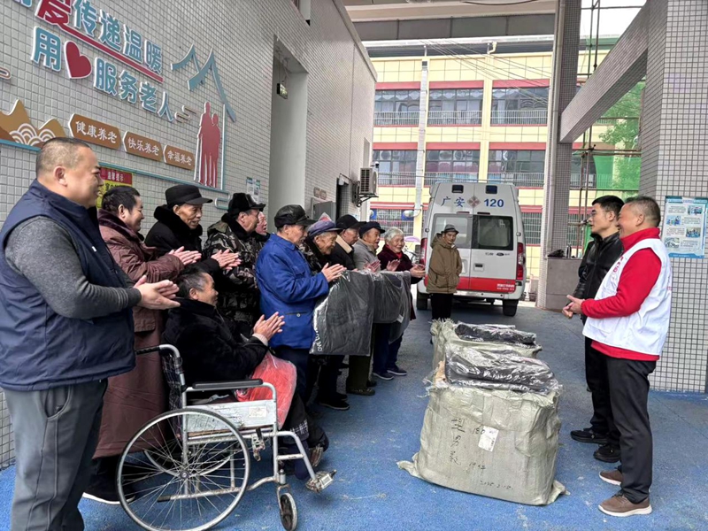 广安义工奉献爱心为老人捐赠羽绒服